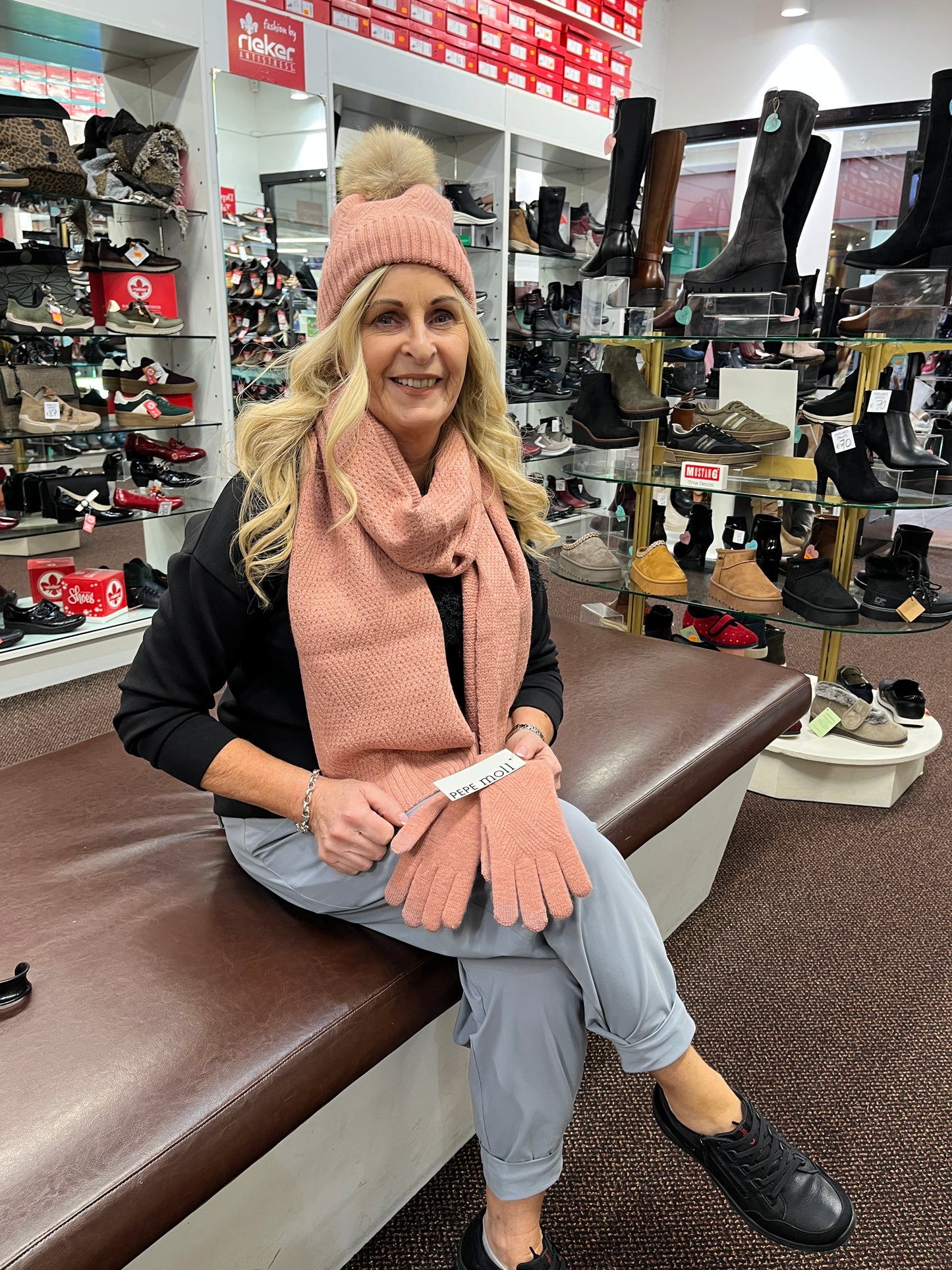 Pepe Moll 252852 Pink Hat, Scarf & Gloves Set