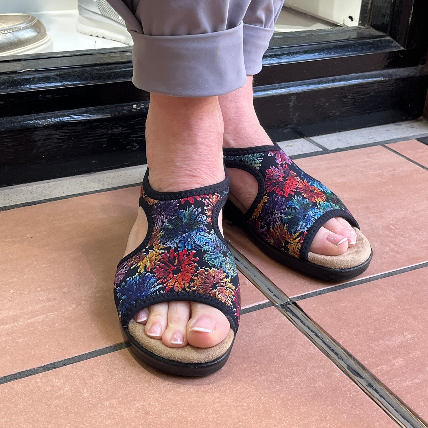 Zuekoos 8030.17 Black/Floral Sandals