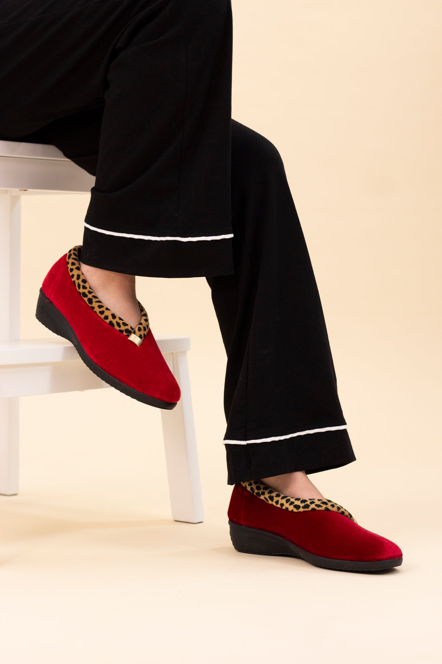 Lunar KLA005 Red Paloma Red Slippers