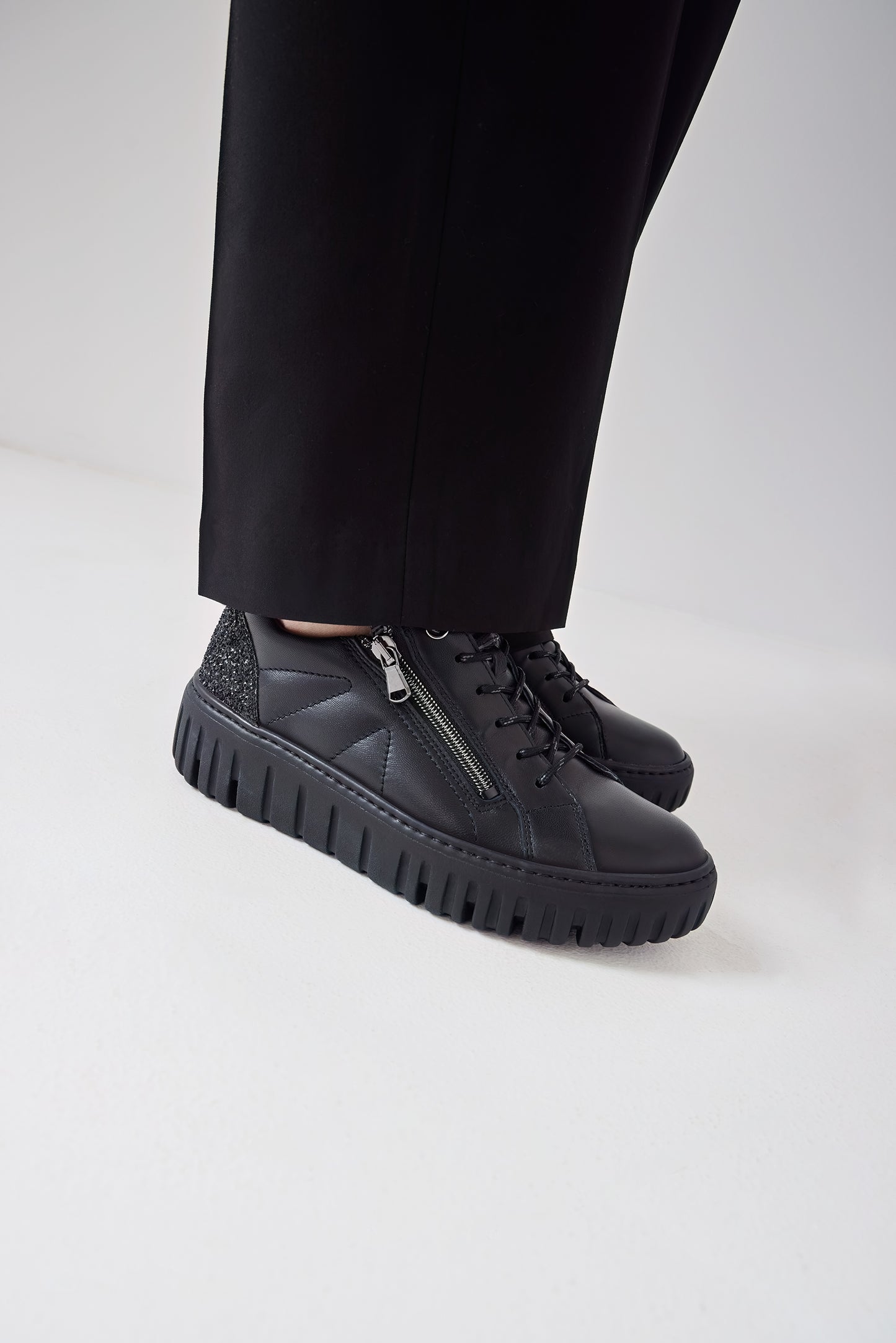 Waldlaufer 941003 200 001 Livia Black Diamonte Trainers