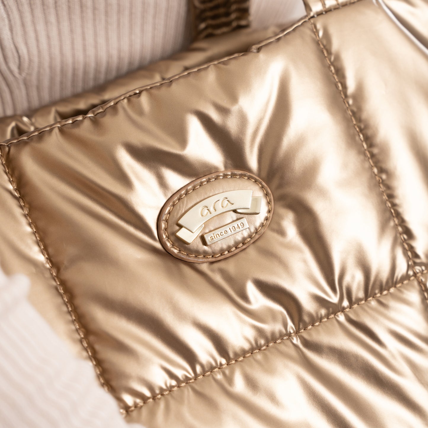 Ara 16-21912 63 Gold Handbag