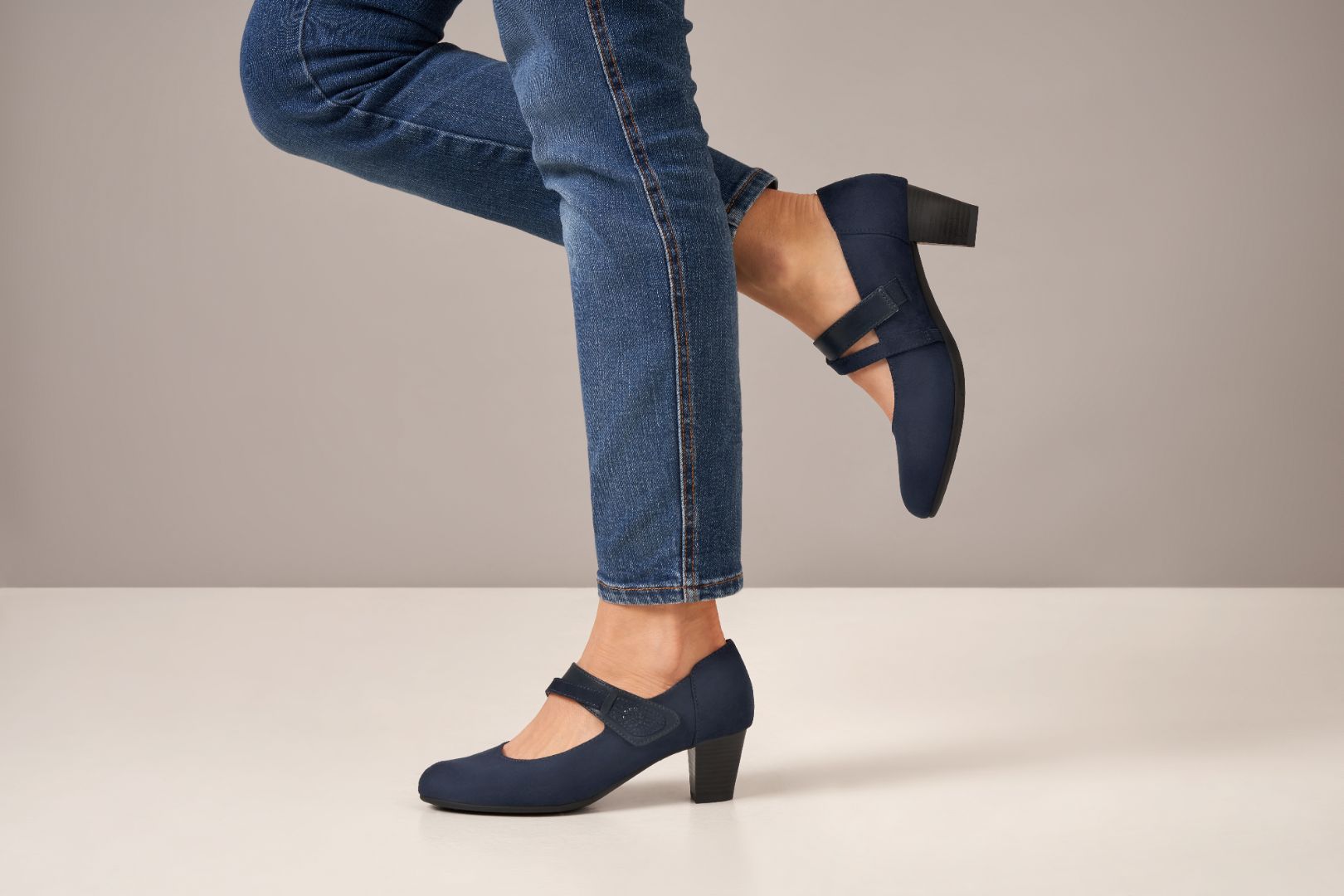 Jana dames Jana Dames Pomp met Strap 8-24464-42Pomp Jana dames Jana Dames Pomp met Strap 8-24464-42Pomp
