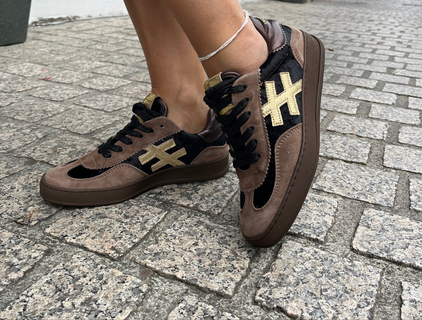 Another Trend A0328115 Ante+Terciopelo Tostado Brown & Light Gold Trainers