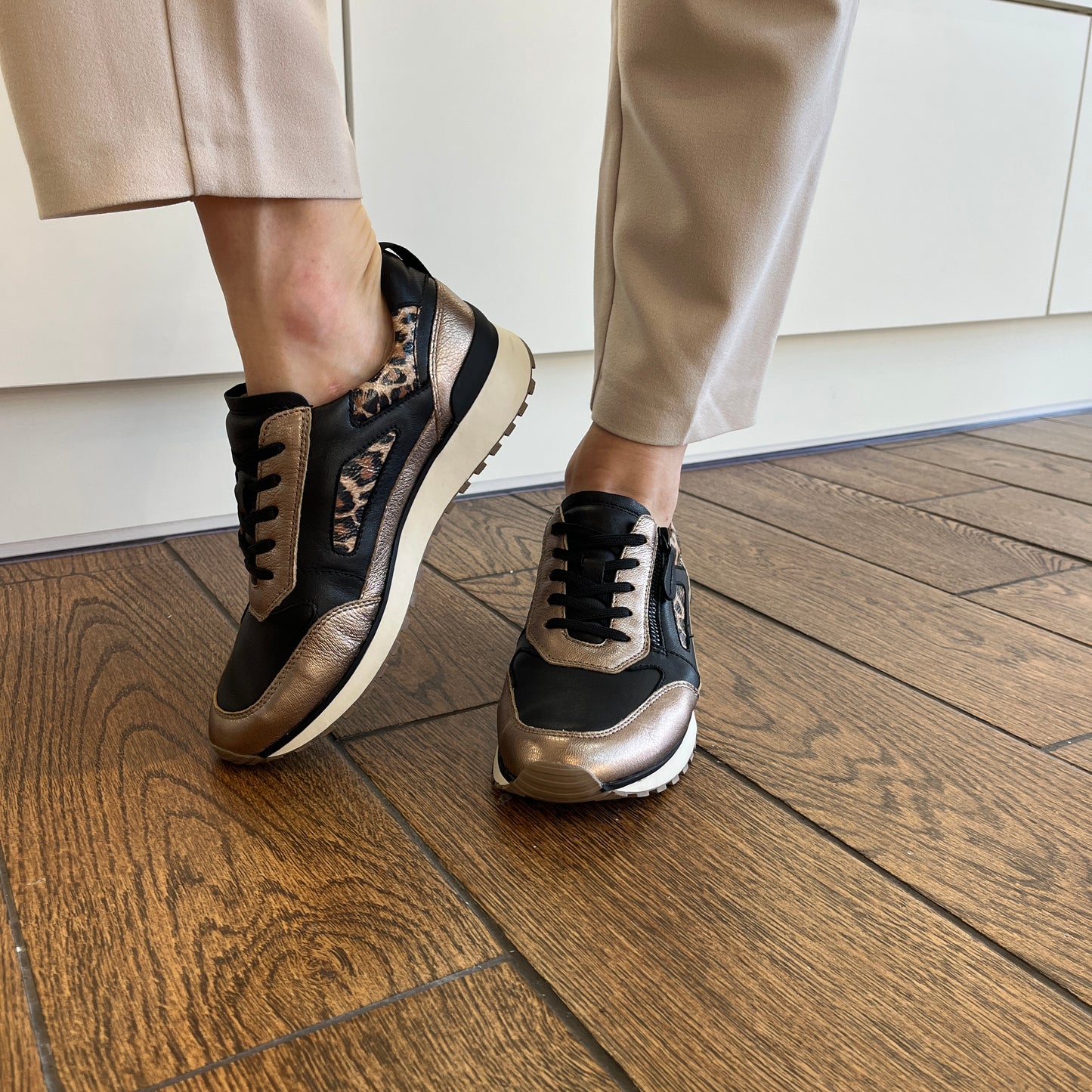 Caprice 9-23702-45 322 Taupe/Black G Fit Sneakers