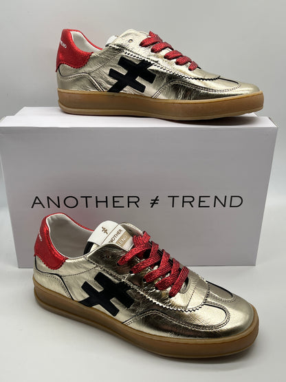 Another Trend A0325878 Platino + Rojo Gold Trainers with Red Heel, Red Laces & Black Logo