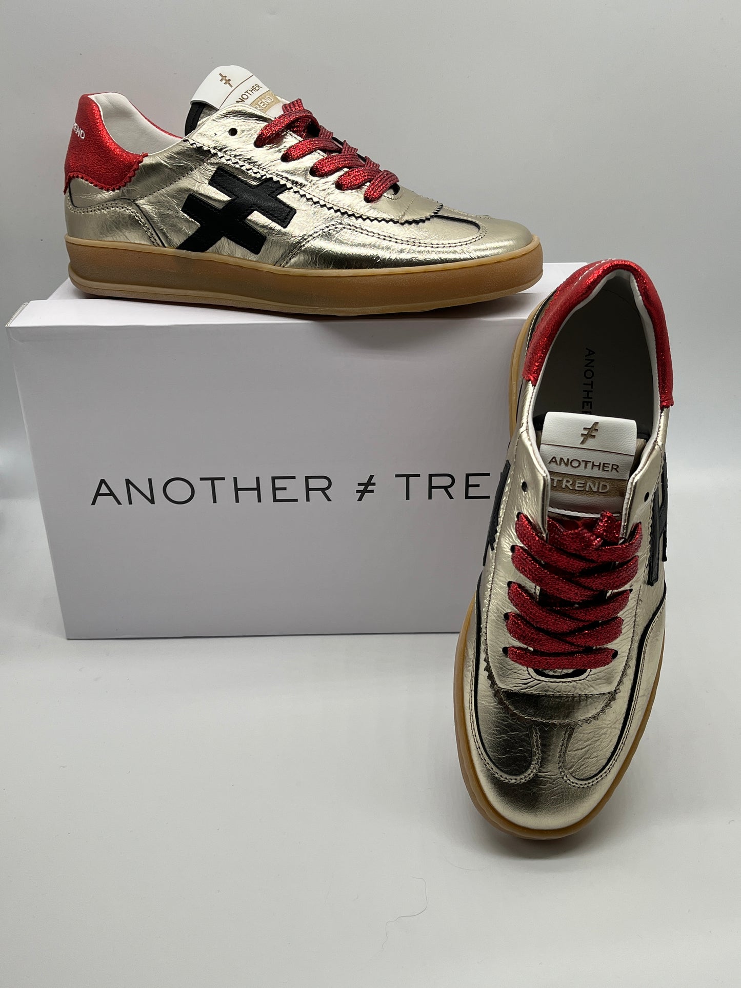 Another Trend A0325878 Platino + Rojo Gold Trainers with Red Heel, Red Laces & Black Logo