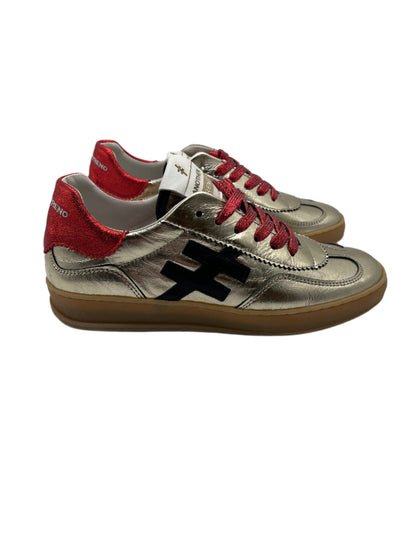 Another Trend A0325878 Platino + Rojo Gold Trainers with Red Heel, Red Laces & Black Logo