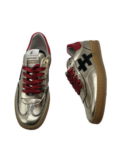 Another Trend A0325878 Platino + Rojo Gold Trainers with Red Heel, Red Laces & Black Logo