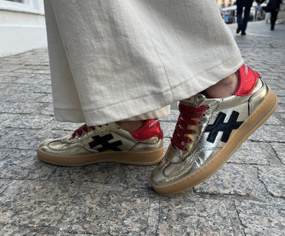 Another Trend A0325878 Platino + Rojo Gold Trainers with Red Heel, Red Laces & Black Logo