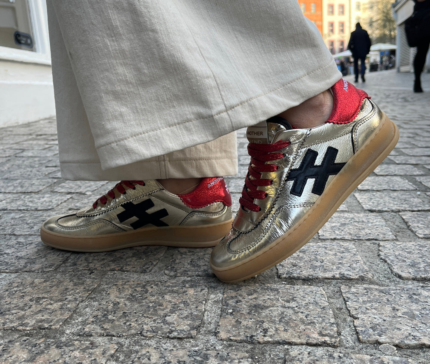 Another Trend A0325878 Platino + Rojo Gold Trainers with Red Heel, Red Laces & Black Logo