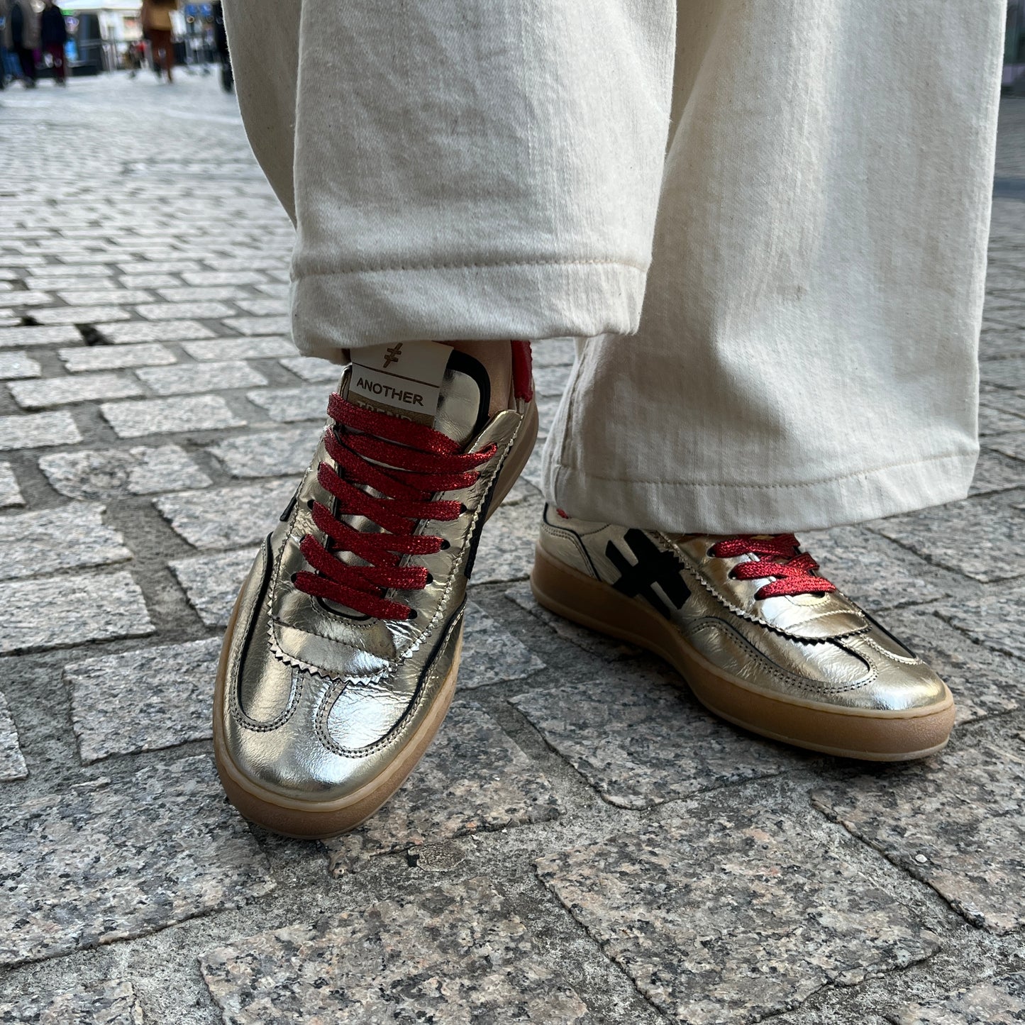 Another Trend A0325878 Platino + Rojo Gold Trainers with Red Heel, Red Laces & Black Logo