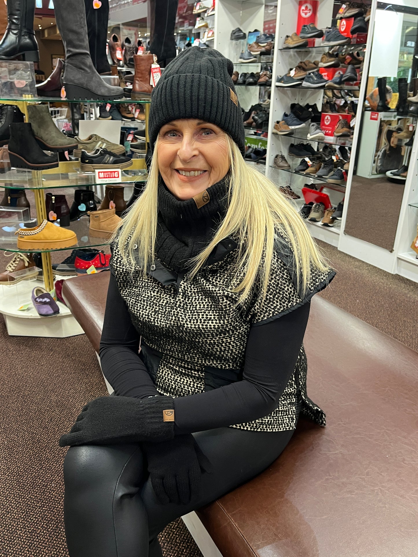 Pepe Moll 252851 Black Hat, Snood & Gloves Set