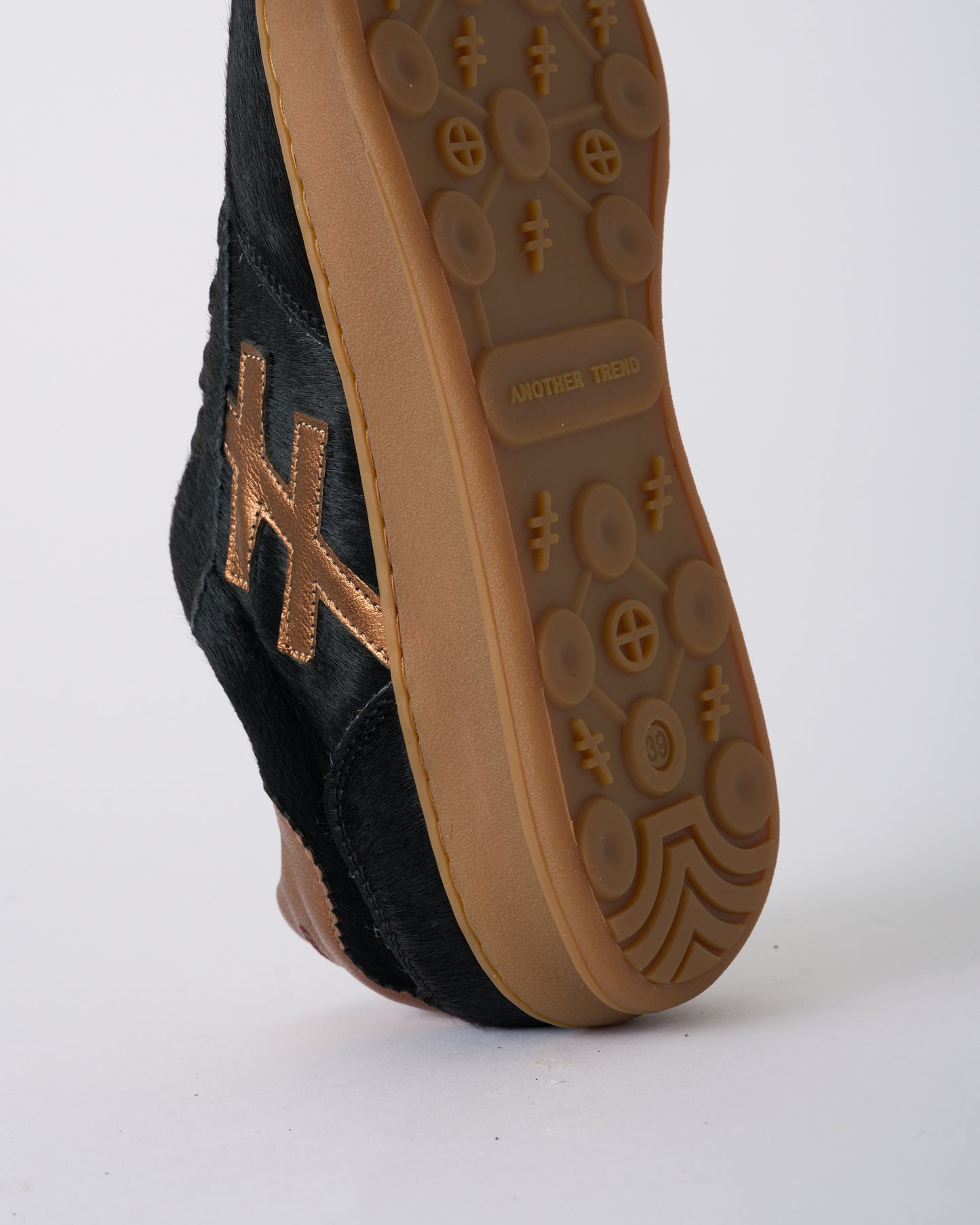 Another Trend A032P105 Pony Black & Gold Trainers