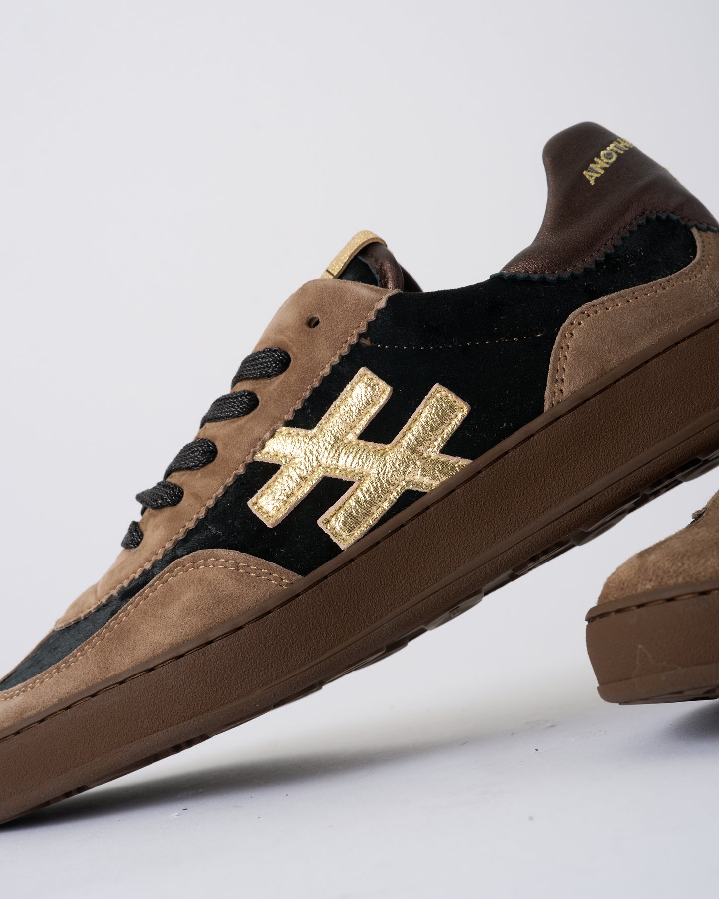 Another Trend A0328115 Ante+Terciopelo Tostado Brown & Light Gold Trainers