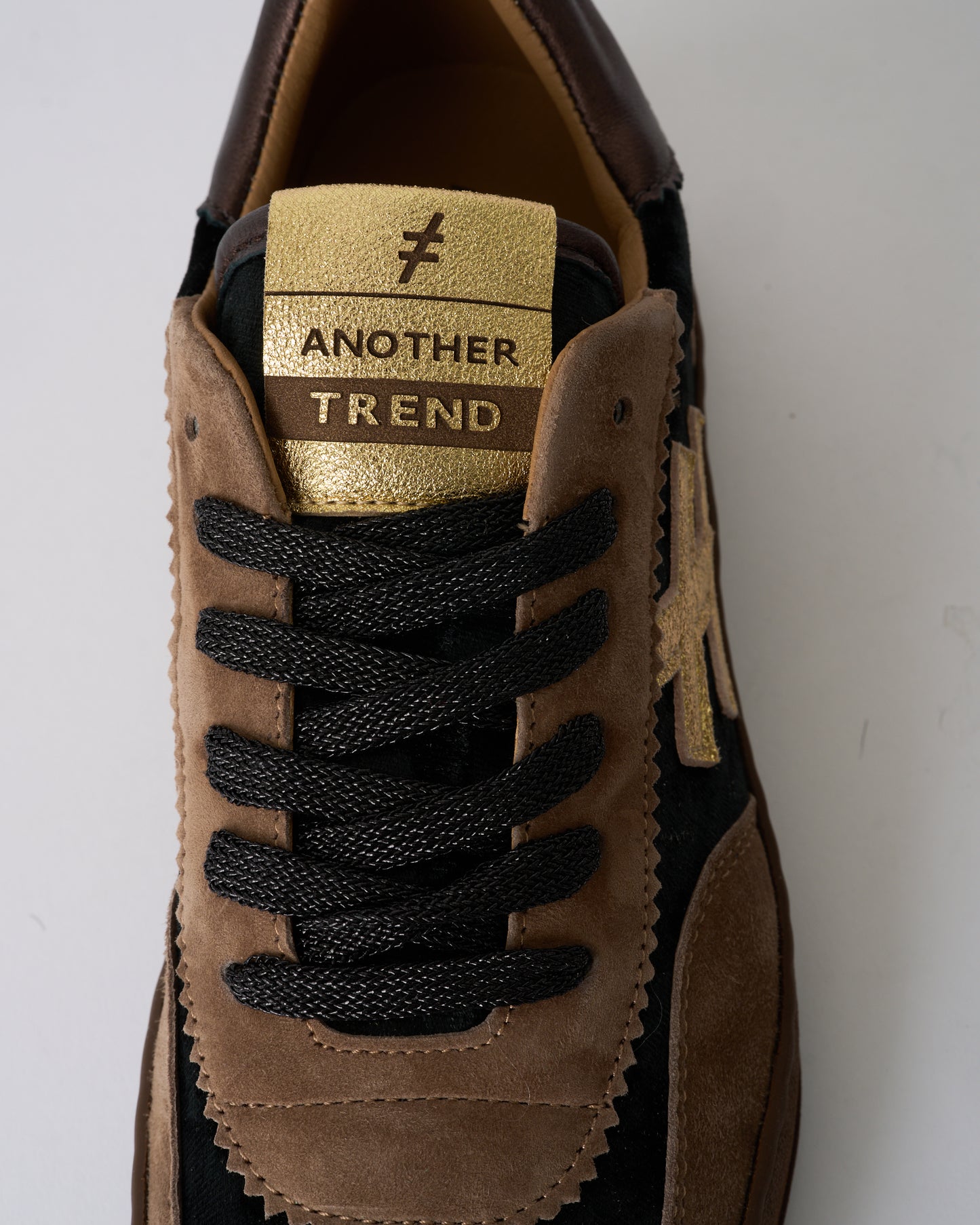Another Trend A0328115 Ante+Terciopelo Tostado Brown & Light Gold Trainers